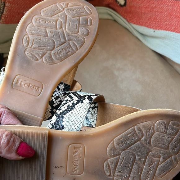Korks sandals with Arch support Snake print  . Excellent condition . Size 7 m - Picture 4 of 6